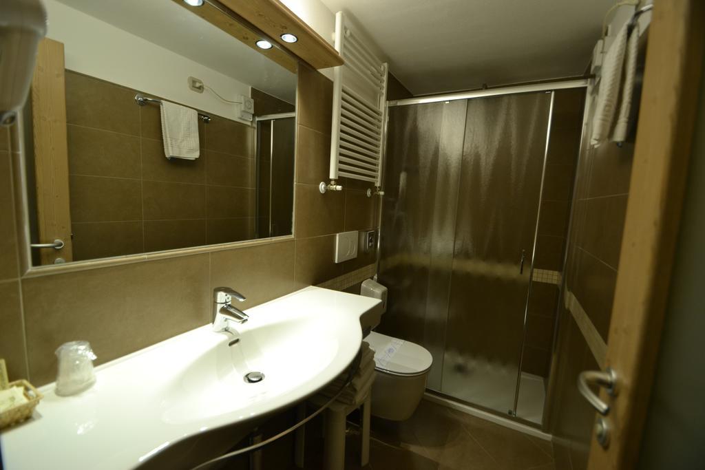 Hotel Piccolo Tibet Livigno Habitación foto